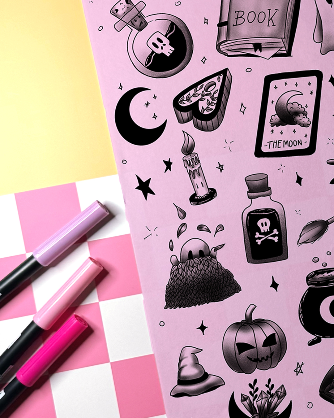 Rosa Zeichenfläche mit mystischen Halloween-Illustrationen